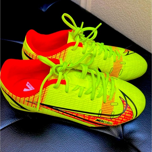 Kids/Youth Nike shoes size 2.5 soccer shoes